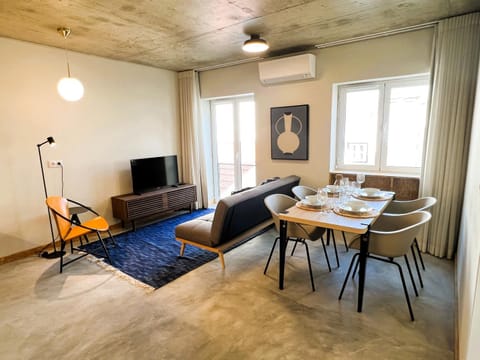 TV and multimedia, Living room, Seating area, Dining area