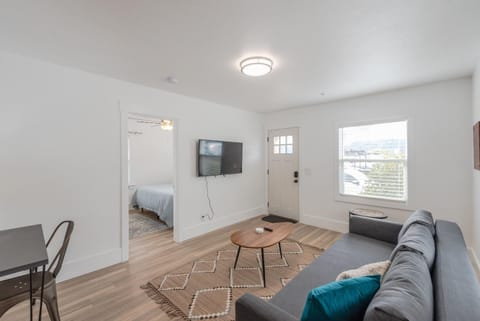 #StayinMyDistrict Coos Bay Goldfinch Cottage House in Coos Bay