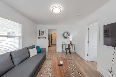 #StayinMyDistrict Coos Bay Goldfinch Cottage House in Coos Bay