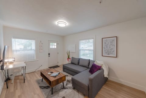 #StayInMyDistrict Coos Bay Primrose Cottage House in Coos Bay