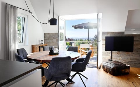Communal lounge/ TV room, TV and multimedia, View (from property/room), Living room, Seating area, Dining area