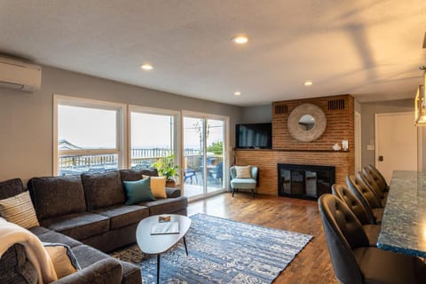 #StayinMyDistrict Garibaldi Bay Views House in Garibaldi