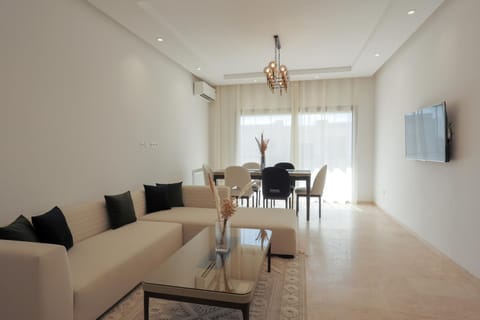 Communal lounge/ TV room, TV and multimedia, Living room, Seating area, Evening entertainment