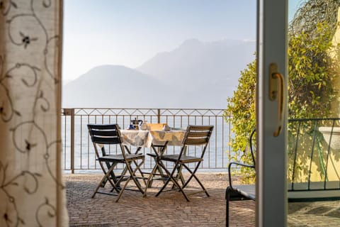 Natural landscape, View (from property/room), Balcony/Terrace, Dining area, Lake view, Mountain view