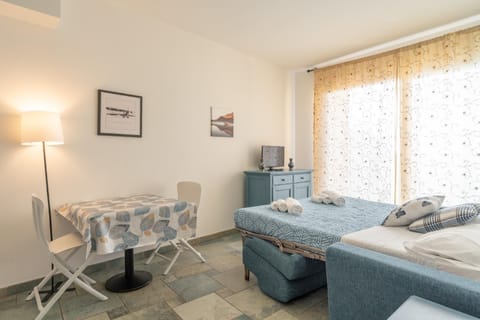 Bed, TV and multimedia, Living room, Seating area, Dining area