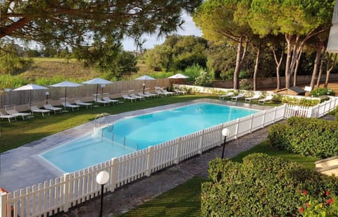Property building, Spring, Day, Night, Summer, BBQ facilities, Seating area, Autumn, On site, Garden view, Swimming pool, Seasons, Time of day, Location, Sunrise, Sunset, internet, sunbed