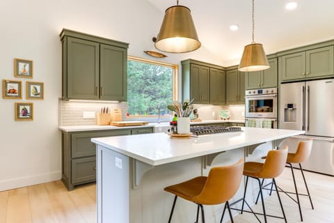 Riverfront Huntsville Cabin with Views and Kayaks! Cabin in Arkansas