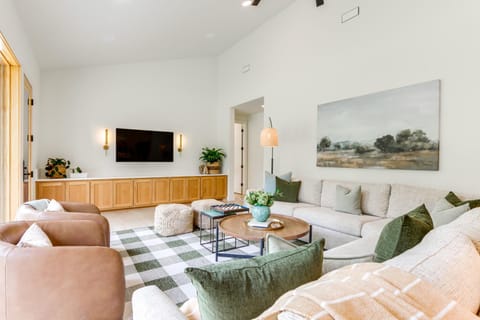 Riverfront Huntsville Cabin with Views and Kayaks! Cabin in Arkansas