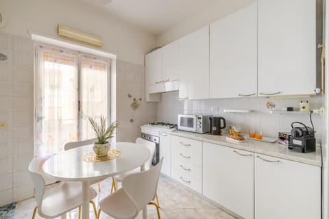 Coffee/tea facilities, Kitchen or kitchenette, Dining area, dishwasher, oven, stove, toaster