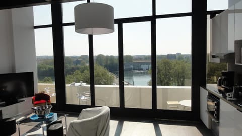 Communal lounge/ TV room, Balcony/Terrace, Living room, River view