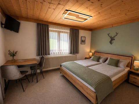 Bed, TV and multimedia, Photo of the whole room, Seating area, Bedroom