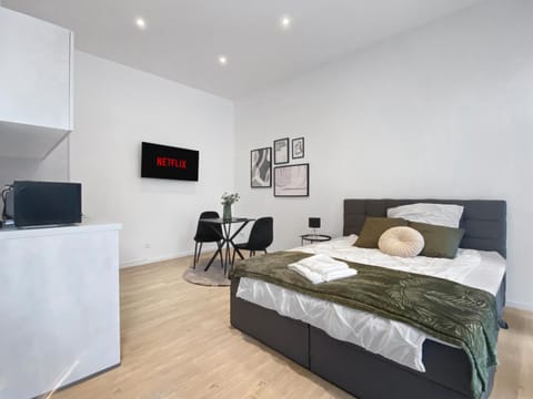 Bed, TV and multimedia, Photo of the whole room, Evening entertainment, Bedroom