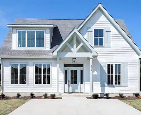 Luxurious Lake Getaway House in Tennessee