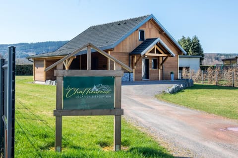 Property building, Day, Property logo or sign, Natural landscape, Garden, Logo/Certificate/Sign, Garden view, Mountain view