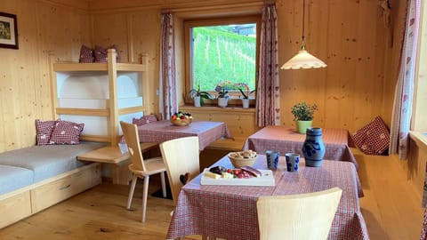 Restaurant/places to eat, Seating area