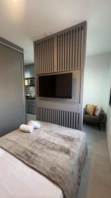Bed, TV and multimedia, Photo of the whole room, Bedroom, towels