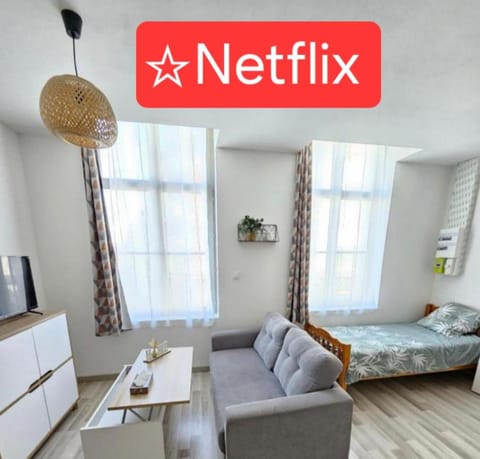 Bed, TV and multimedia, Living room, Photo of the whole room