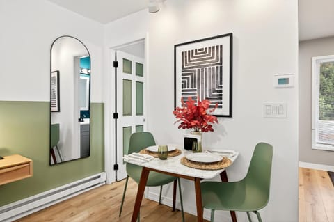 King Bed, Walk or Bike to town, EV, Pets OK House in Ellicottville