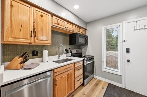 King Bed, Walk or Bike to town, EV, Pets OK House in Ellicottville