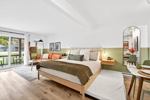 King Bed, Walk or Bike to town, EV, Pets OK House in Ellicottville