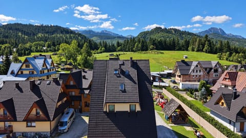 Property building, Nearby landmark, Neighbourhood, Natural landscape, Mountain view