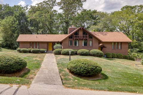 Retro Ohio Home on 1-Acre Property House in Xenia