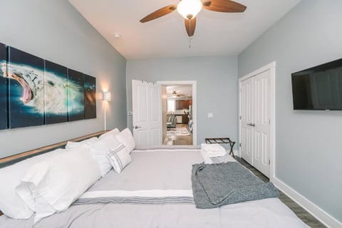 Bed, TV and multimedia, Photo of the whole room, Bedroom