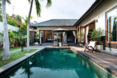 Facade/entrance, Swimming pool