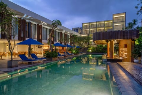 Swimming pool, sunbed