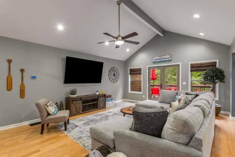 4bd Waterfront House in Lake Lanier with HotTub, FirePit, Wifi, Ping Pong and 2 Kaya House in Gainesville