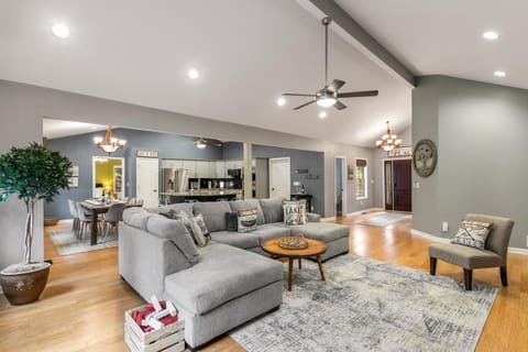 4bd Waterfront House in Lake Lanier with HotTub, FirePit, Wifi, Ping Pong and 2 Kaya House in Gainesville