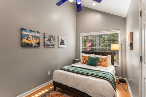 4bd Waterfront House in Lake Lanier with HotTub, FirePit, Wifi, Ping Pong and 2 Kaya House in Gainesville