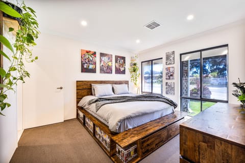 Bed, Photo of the whole room, Bedroom