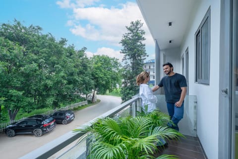 Day, People, View (from property/room), Balcony/Terrace, Guests, Garden view, Street view, group of guests, Parking