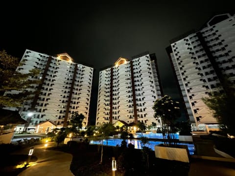 Property building, Night, City view, Garden view, Garden view, Pool view, Swimming pool, Swimming pool, Parking