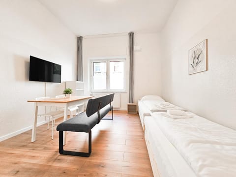 Bed, TV and multimedia, Photo of the whole room, Bedroom, towels