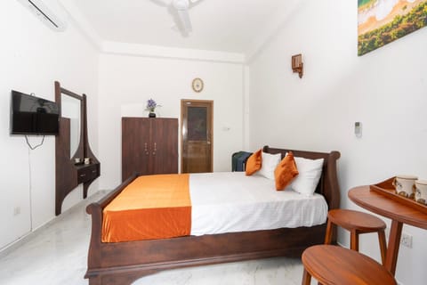 Bed, TV and multimedia, Photo of the whole room, Seating area, Bedroom, wardrobe, air conditioner