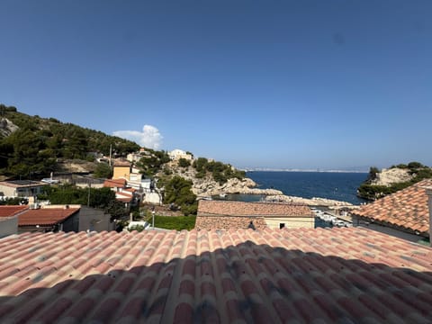 niolonlabricotier love room classe Apartment in Marseille