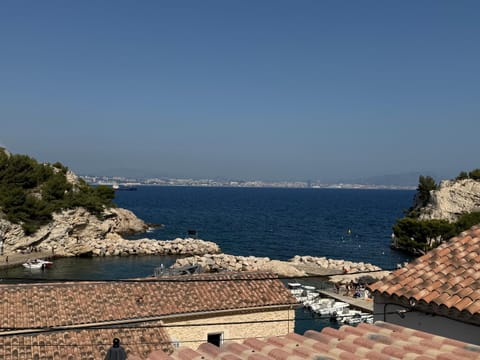 niolonlabricotier love room classe Apartment in Marseille