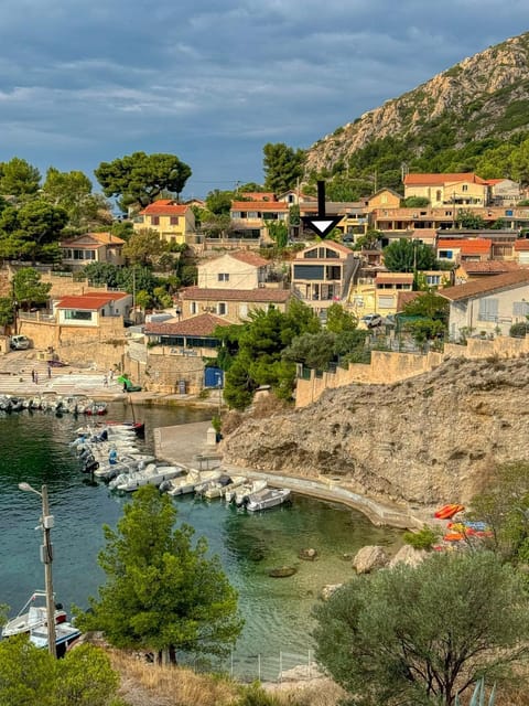 niolonlabricotier love room classe Apartment in Marseille