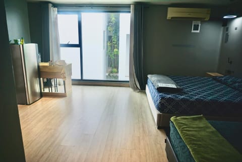 Bed, Photo of the whole room, Seating area, Bedroom, air conditioner