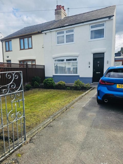 Property building, Day, Neighbourhood, Street view, Parking