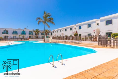 Pool view, Swimming pool, sunbed