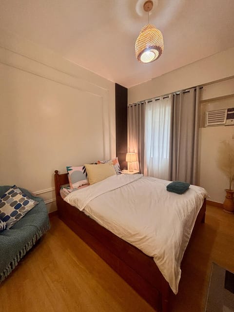 Bed, Bedroom, towels, air conditioner