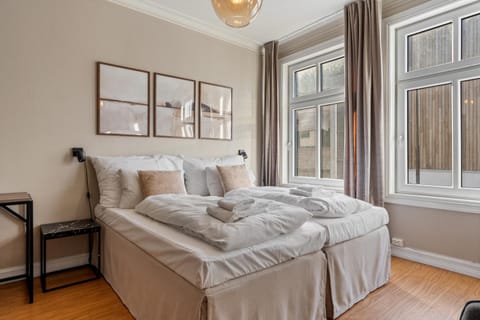 Bed, Bedroom, towels