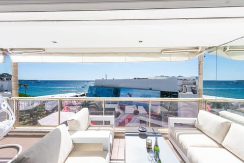 View (from property/room), Balcony/Terrace, Living room, Sea view