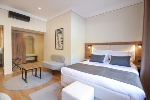 Bed, Photo of the whole room, Seating area, air conditioner