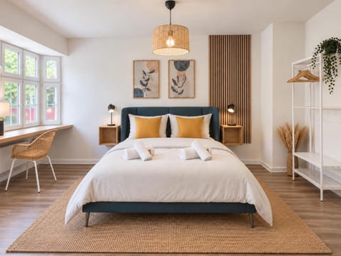 Bed, Photo of the whole room, Seating area, Bedroom