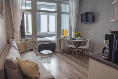 Bed, TV and multimedia, Kitchen or kitchenette, Photo of the whole room, Seating area, Dining area, Bedroom