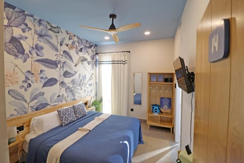 Bed, TV and multimedia, Photo of the whole room, Bedroom, wardrobe, air conditioner